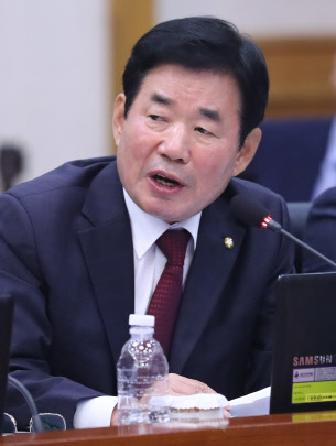 김진표 민주당 의원이 지난 11일 육군본부 등에 대한 국정감사에서 질의하고 있다.  연합뉴스
